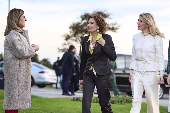 Archivo - La presidenta de Cantabria, María José Sáenz de Buruaga, la vicepresidenta primera y ministra de Hacienda, María Jesús Montero, y la vicepresidenta segunda del Gobierno y ministra de Trabajo, Yolanda Díaz, en la C.Presidentes en Santander