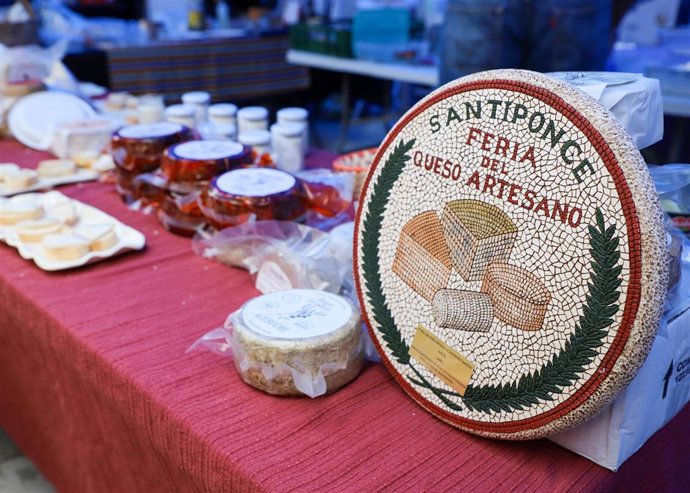 Archivo - Imagen de la anterior edición de la Feria del Queso de Santiponce
