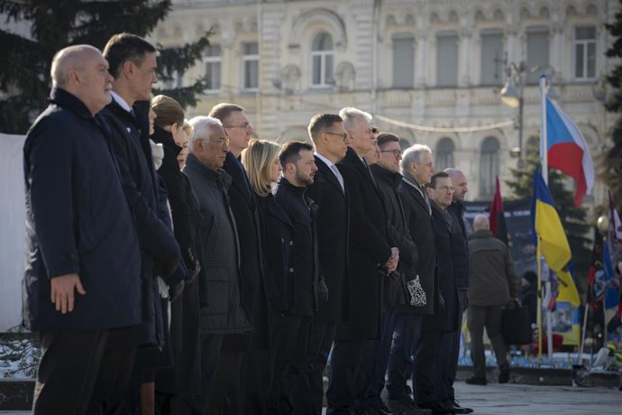 24 de fevereiro de 2025, Kiev, Oblast de Kiev, Ucrânia: O presidente ucraniano Volodymyr Zelenskyy, ao centro, está ao lado de líderes europeus em uma demonstração de unidade durante as cerimônias que marcam o terceiro aniversário da invasão russa, em 24 