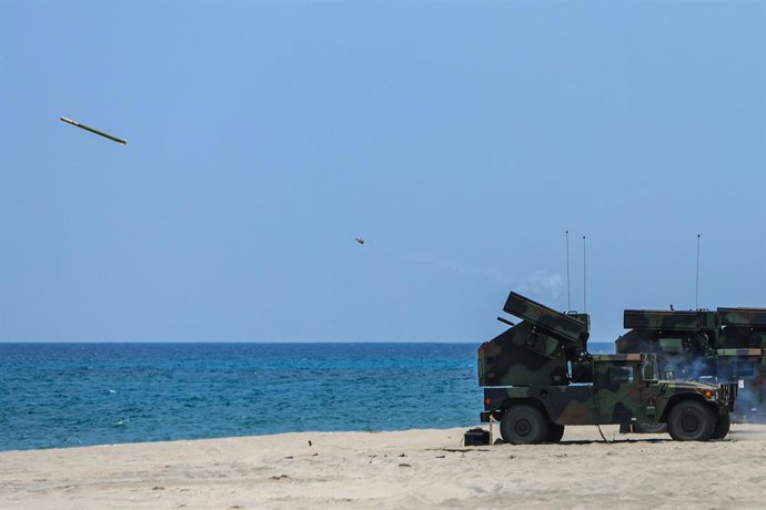 Archivo - Arquivo - Míssil lançado durante uma demonstração de armas de fogo real como parte de exercícios conjuntos entre os EUA e as Filipinas.