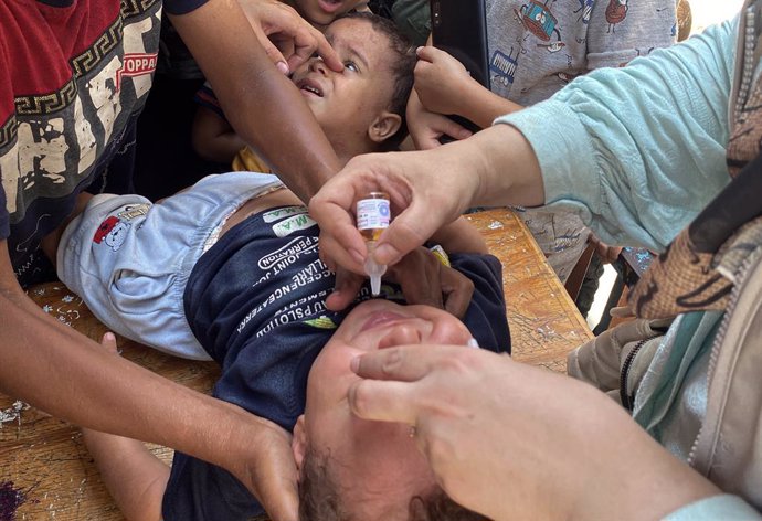 Archivo - September 10, 2024, Gaza, Gaza Strip, Palestinian Territory: Palestinian medics administer polio vaccines to children at El-Falah school in Al-Zaiton neighborhood in Gaza City on September 10, 2024, amid the ongoing war between Israel and the Pa