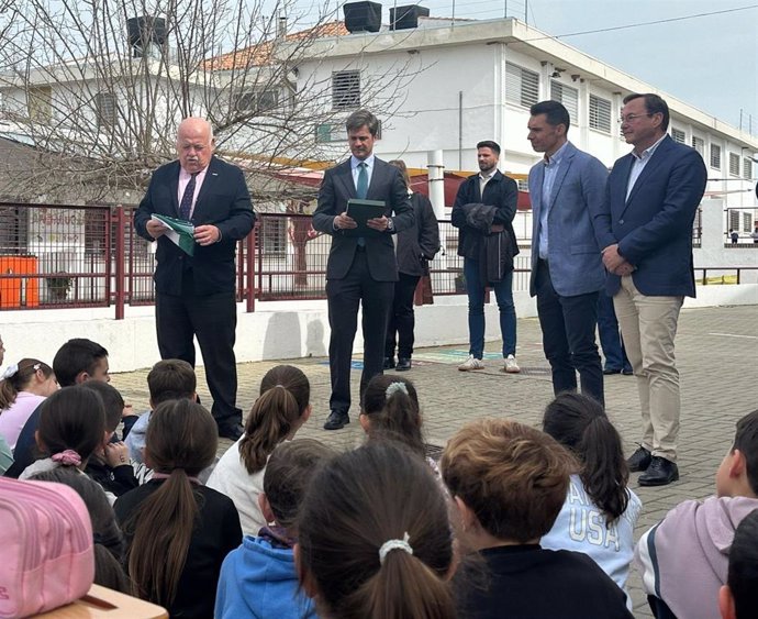Jesús Aguirre (izda.) interviene ante los alumnos del CEIP Teresa Comino de Villafranca, sosteniendo una bandera andaluza en las manos, junto a Diego Copé (2º izda.) y Francisco Palomares (dcha.)