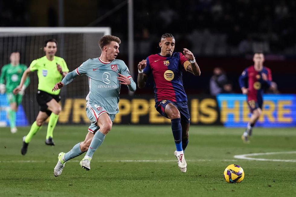 Archivo - Raphinha Dias Belloli of FC Barcelona and Pablo Barrios of Atletico de Madrid in action during the Spanish league, La Liga EA Sports, football match played between FC Barcelona and Atletico de Madrid at Estadio Olimpico de Montjuic.