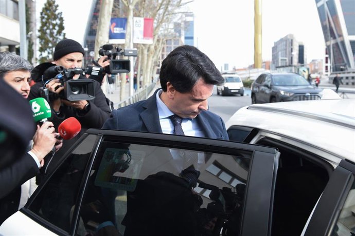 La pareja de la presidenta de la Comunidad de Madrid, Alberto González Amador, sale de declarar a los juzgados de Plaza de Castilla, a 24 de febrero de 2025, en Madrid (España). 