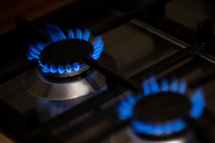 Archivo - FILED - 16 January 2025, Berlin: Flames of a gas stove burn. Natural gas prices jumped in European trading today, Tuesday, in light of fears of a decline in American production and exports as a result of the cold weather wave and snow storms tha