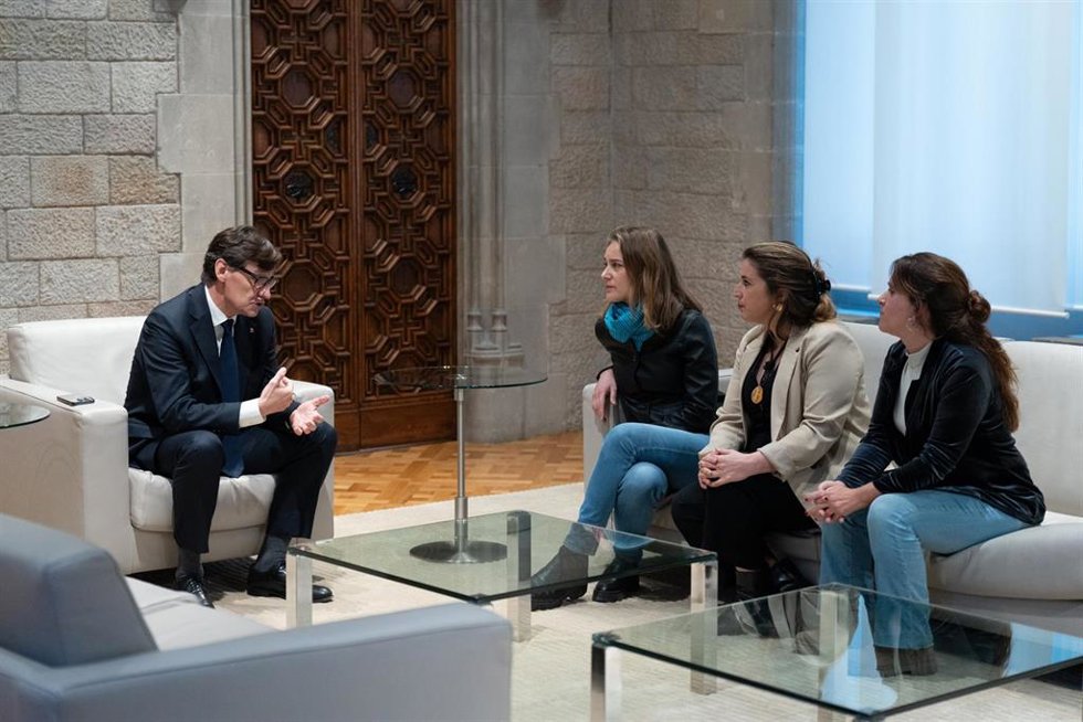 El presidente de la Generalitat Salvador Illa (1i), la presidenta de los Comuns en el Parlament, Jéssica Albiach (2i), y las coordinadoras del partido Candela López (2d) y Gemma Tarafa (1d), ofrecen un mudo de la reunión, a 24 de febrero de 2025, en Bar