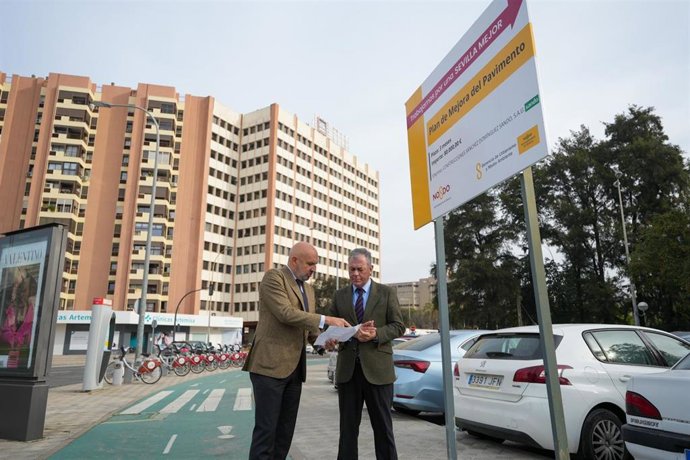 El alcalde de Sevilla, José Luis Sanz, visita las obras de reurbanización del Parque de los Príncipes.