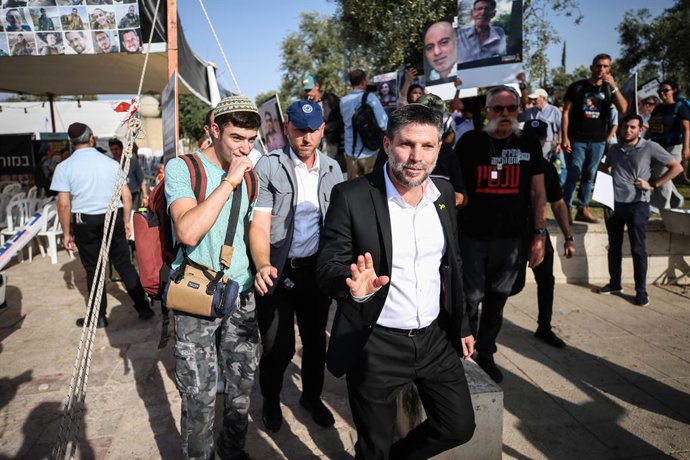 Archivo - Arquivo - 3 de junho de 2024, Jerusalém Ocidental, Israel: O ministro das Finanças de Israel, Bezalel Smotric, fala aos parentes de israelenses mantidos como reféns durante a manifestação. Parentes e amigos de israelenses mantidos como reféns po