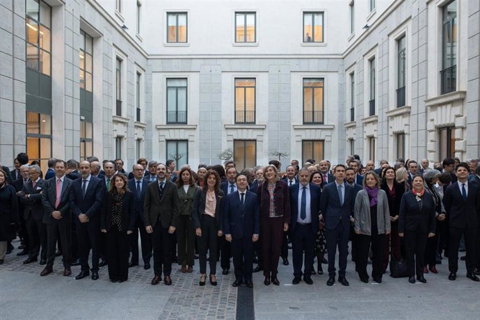 Archivo - Foto de familia, el ministro de Asuntos Exteriores, Unión Europea y Cooperación, José Manuel Albares (c), posa junto a los embajadores españoles, a su llegada a la IX Conferencia de Embajadores