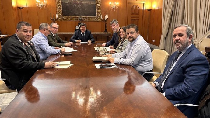 Jesús Coca (centro) y Antonio Álvarez (i) suscriben el convenio con los representantes del comité de empresa de UGT, María del Carmen López y Rafael Ferrer Nevado; de CCOO, David Rodríguez; de CSIF, Rafael de Toro, y de CTA, Esteban Portero.