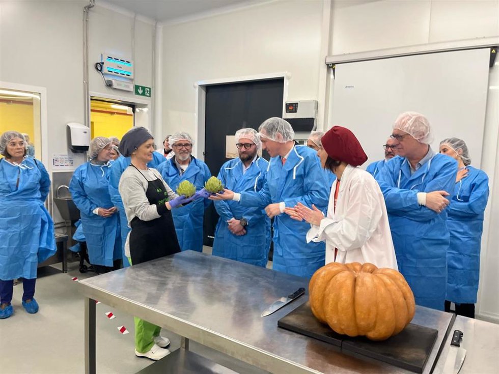El conseller de Agricultura, Ganadería, Pesca y Alimentación, scar Ordeig, durante su visita al centro de producción Es im-perfect de la Fundació Espigoladors, en el Prat de Llobregat (Barcelona)