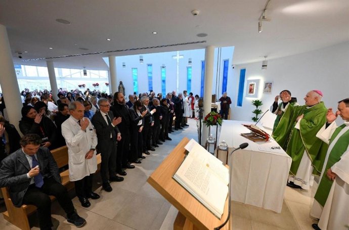 Misa de este lunes en la capilla del Hospital Gemelli.