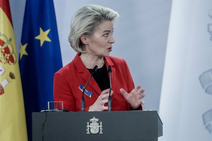 Archivo - La presidenta de la Comisión Europea, Ursula von der Leyen, interviene en la rueda de prensa después de una reunión con el presidente del Gobierno, en  La Moncloa, a 5 de marzo de 2022, en Madrid (España). La visita de Von der Leyen se produce e