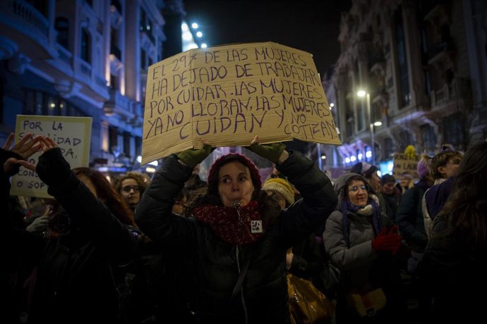 Archivo - Decenas de mujeres durante la manifestación convocada por el Movimiento Feminista de Madrid por el Día Internacional de la Mujer, a 8 de marzo de 2024, en Madrid (España).