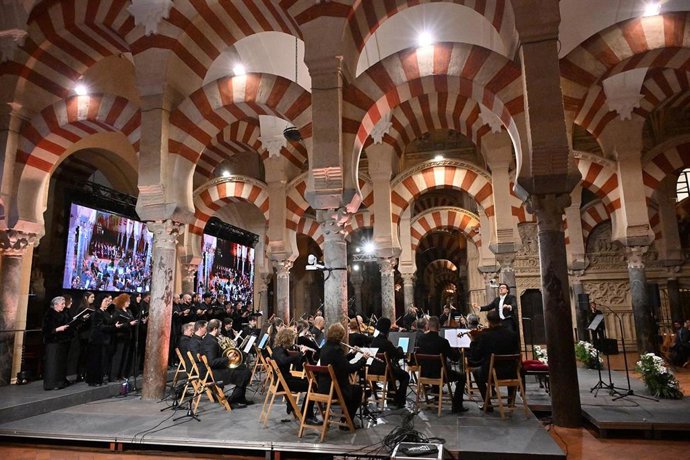 Archivo - Una actuación de la Orquesta y Coro de la Catedral de Córdoba en la Mezquita-Catedral de Córdoba, en una imagen de archivo.