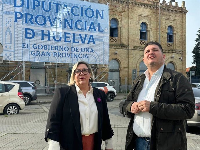 La portavoz del grupo Con Andalucía (Izquierda Unida, Podemos, Iniciativa) en el Ayuntamiento de Huelva, Mónica Rossi, y el coordinador de IU, Marcos Toti.