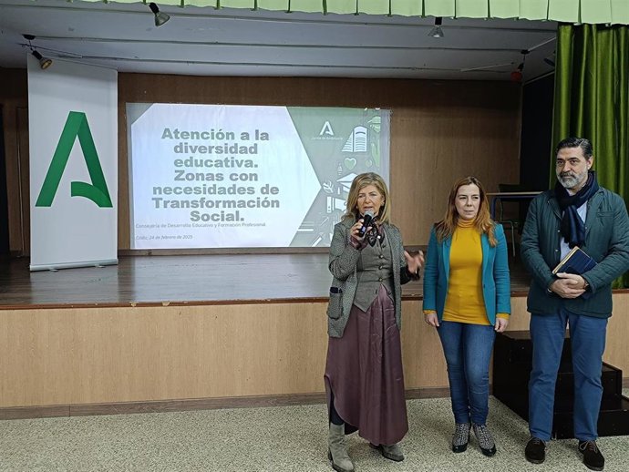 La directora general de Participación e Inclusión Educativa de la Junta de Andalucía, Almudena García Rosado, y la delegada territorial de Desarrollo Educativo y Formación Profesional en la provincia de Cádiz, Isabel Paredes
