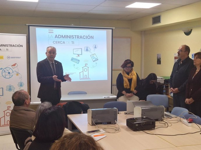 El subdelegado del Gobierno en Huesca, Carlos Campo, y de la alcaldesa de Almudévar, Sofía Avellanas, presentan la iniciativa  'La Administración cerca de ti'