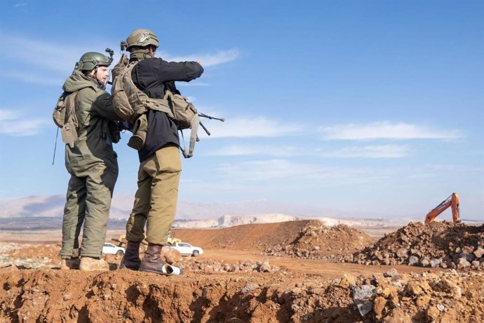 Archivo - GOLAN HEIGHTS, Dec. 7, 2024 -- Esta foto divulgada pelas Forças de Defesa de Israel em 6 de dezembro de 2024 mostra soldados israelenses montando guarda nas Colinas de Golã, ocupadas por Israel.   As Forças de Defesa de Israel (IDF) reforçaram s