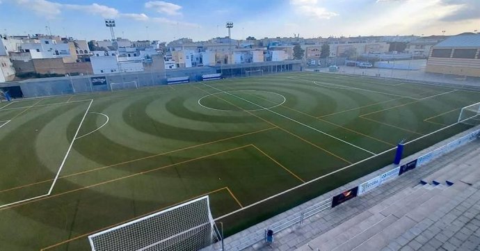 Estadio municipal Pablo VI de Alcalá tras finalizar los trabajos de sustitución del césped artificial.