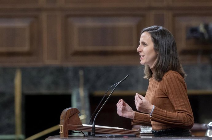 La secretaria general de Podemos, Ione Belarra, durante una sesión plenaria, en el Congreso de los Diputados, a 18 de febrero de 2025, en Madrid (España). 