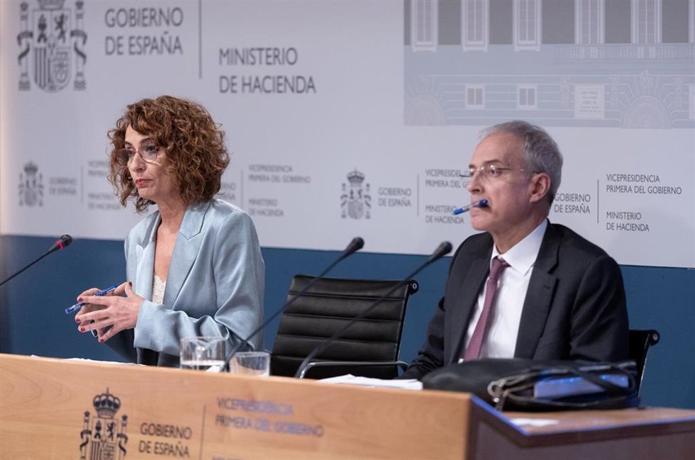 La vicepresidenta primera y ministra de Hacienda, María Jesús Montero y el secretario de Estado de Hacienda, Miguel Ferre Navarrete, durante una rueda de prensa, en el Ministerio de Hacienda, a 24 de febrero de 2025, en Madrid (España). Durante su compa