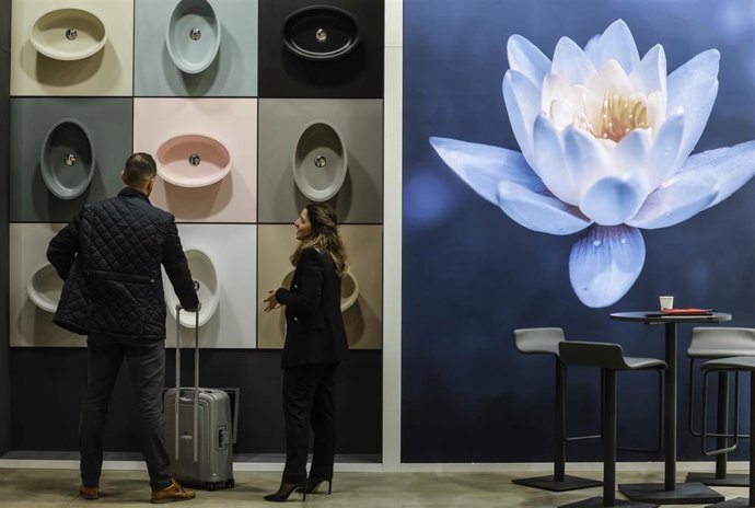 Varias personas durante la inauguración de Cevisama 2025, a 24 de febrero de 2025, en Valencia, Comunidad Valenciana (España). Del 24 al 28 de febrero regresa el certamen líder del sector cerámico, equipamiento para baño y piedra natural.