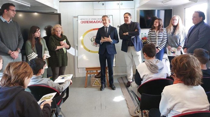 Los delegados de la Junta en Almería Amós García Hueso y Francisco Alonso Martínez en la inauguración de la campaña 'Aprende a crecer con seguridad' en el CEIP 'Lope de Vega' de Almería.