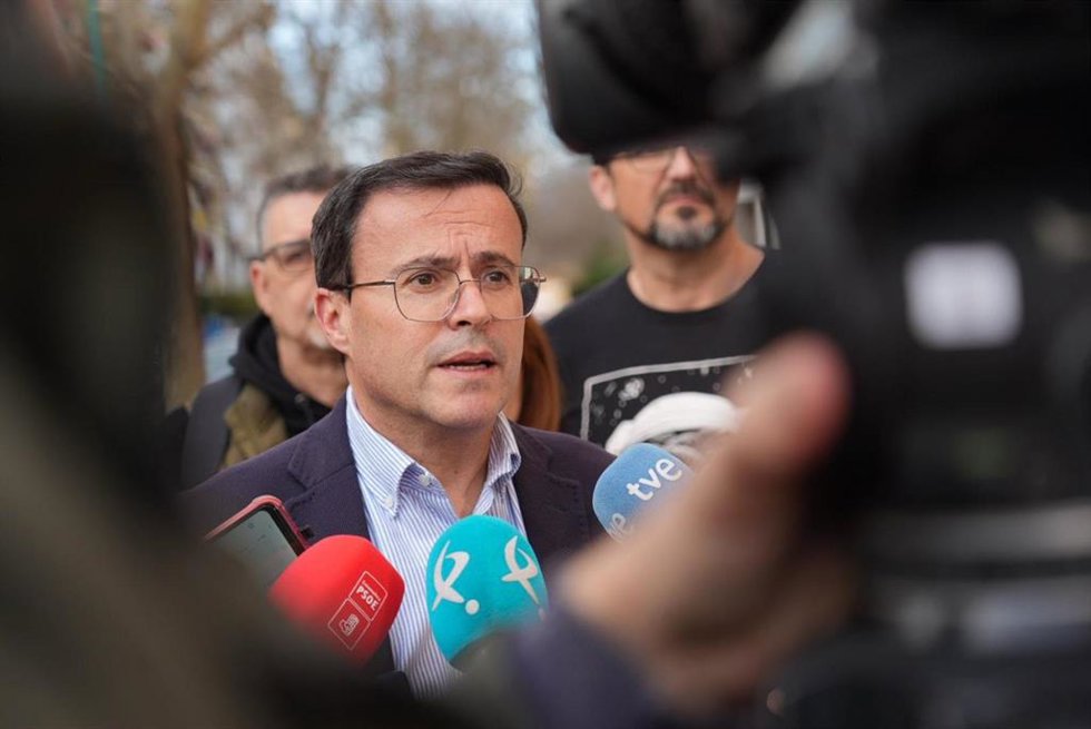 El secretario general del PSOE de Extremadura, Miguel Ángel Gallardo, atiende a  los medios de comunicación