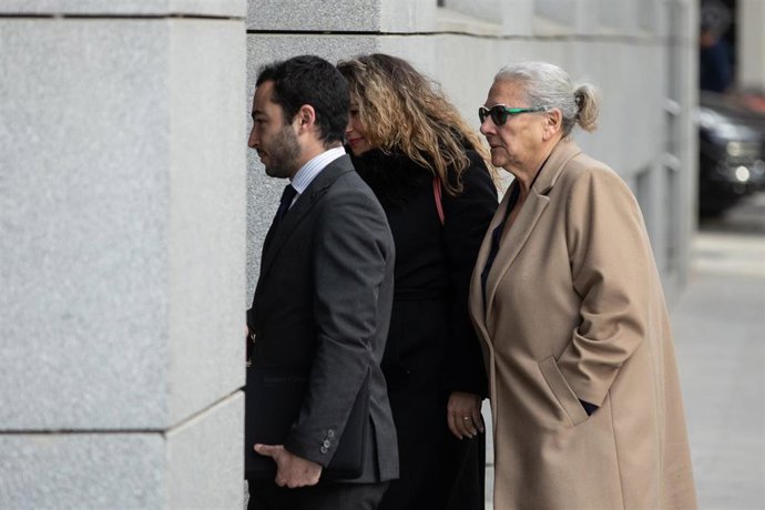 La empresaria Carmen Pano(d), y su hija, Leonor González Pano(i), a su llegada a la Audiencia Nacional.