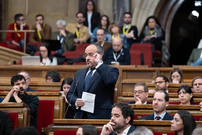 Archivo - El presidente del PP de Catalunya, Alejandro Fernández, interviene durante un pleno en el Parlamento de Catalunya, a 11 de diciembre de 2024, en Barcelona, Catalunya