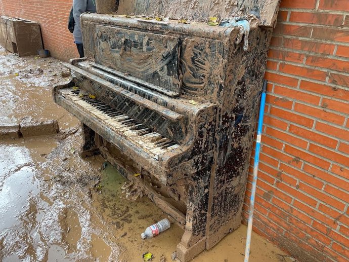 La UA destina en total 11.840 euros a entidades afectadas por la dana de Valencia y culmina su campaña solidaria.