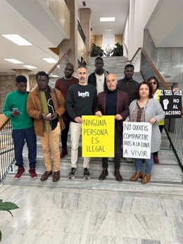 Concejales del PSOE con miembros de la asociación El Mundo y África Trabajan.