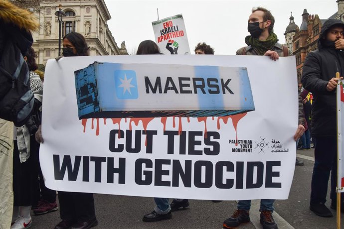 15 de fevereiro de 2025, Londres, Inglaterra, Reino Unido: Manifestantes seguram uma faixa pedindo à Maersk que "corte os laços com o genocídio". Milhares de manifestantes marcharam de Whitehall até a Embaixada dos EUA em apoio à Palestina, enquanto o ces