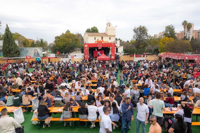 Casal Vivers Mahou inaugura les Falles amb més de 30.000 assistents