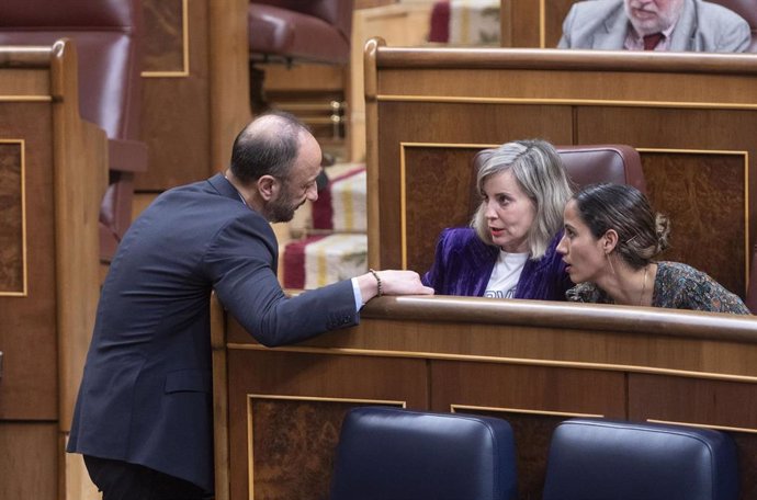 El vicepresidente primero de la Mesa del Congreso, Alfonso Rodríguez Gómez de Celis; la portavoz de Sumar en el Congreso, Verónica Martínez Barbero y la diputada de Sumar Tesh Sidi, a 18 de febrero de 2025, en Madrid (España). 