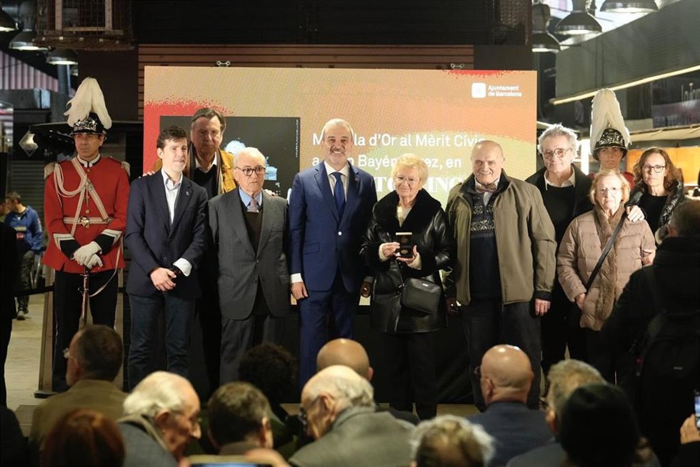Momento de la entrega del reconocimiento por parte de Collboni a la viuda de Bayén
