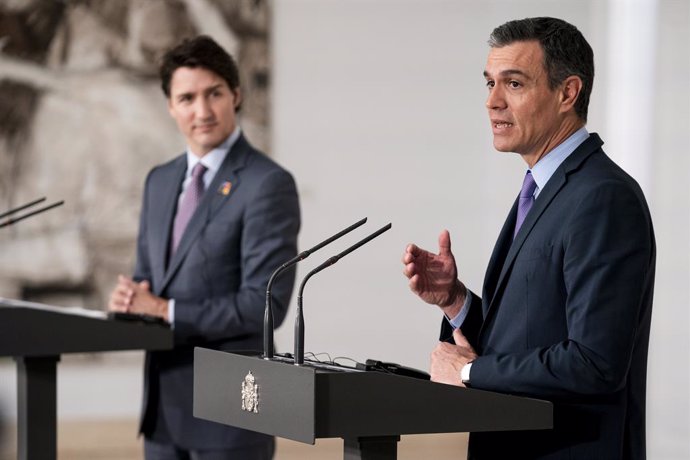 Archivo - El primer ministro de Canadá, Justin Trudeau (i) y el presidente del Gobierno, Pedro Sánchez (d), comparecen después de su reunión en el Palacio de La Moncloa, a 30 de junio de 2022, en Madrid (España). Este encuentro se enmarca dentro de las au