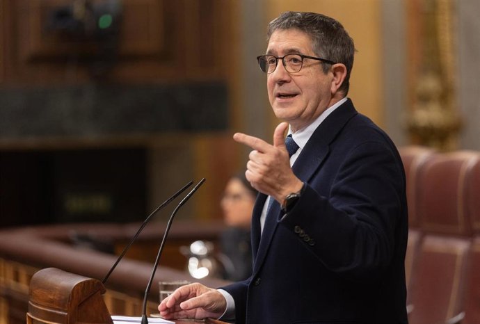 El portavoz del PSOE en el Congreso, Patxi López, interviene durante una sesión plenaria en el Congreso de los Diputados, a 12 de febrero de 2025, en Madrid (España).