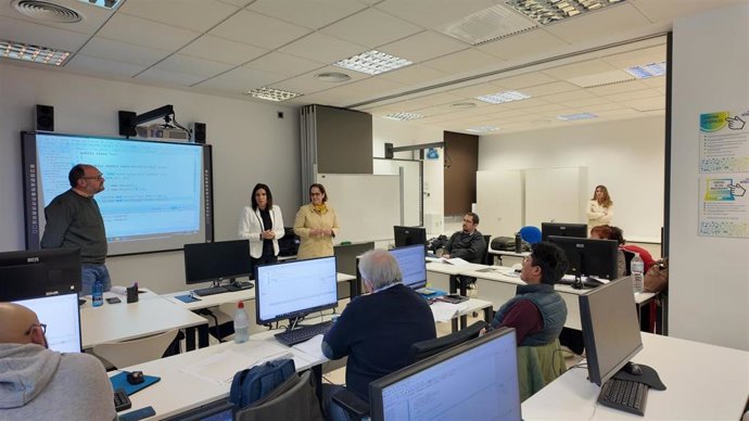 La delegada territorial de Empleo, Empresa y Trabajo Autónomo de la Junta de Andalucía en Córdoba, María Dolores Gálvez, y la presidenta del Instituto Municipal de Desarrollo Económico y Empleo (Imdeec), Blanca Torrent, en la visita.