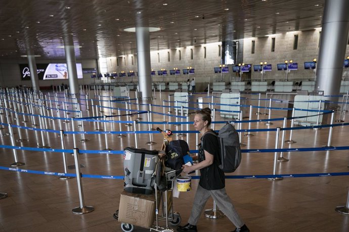 Archivo - TEL AVIV, Nov. 1, 2023  -- A passenger walks at Ben Gurion International Airport near Tel Aviv, Israel, Oct. 31, 2023. The Ben Gurion International Airport has seen continuous decline in passenger traffic due to the ongoing Israeli-Palestinian c