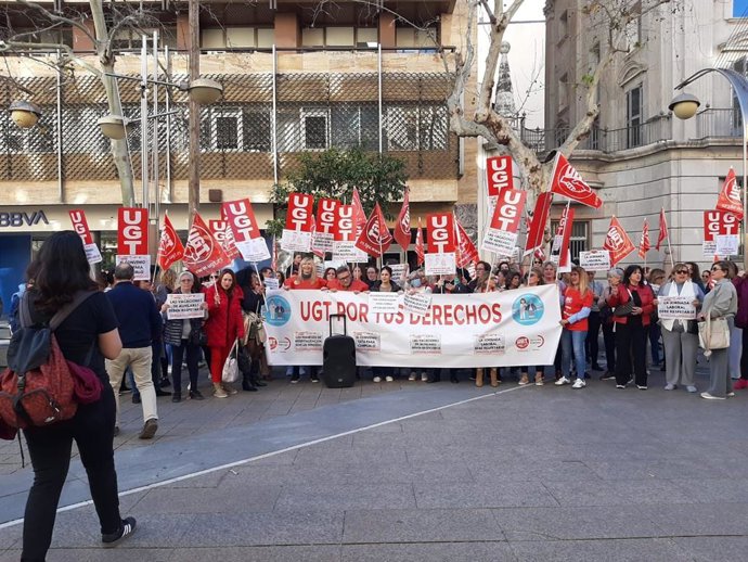 Concentración de trabajadoras del Servicio de Ayuda a Domicilio de Córdoba capital.