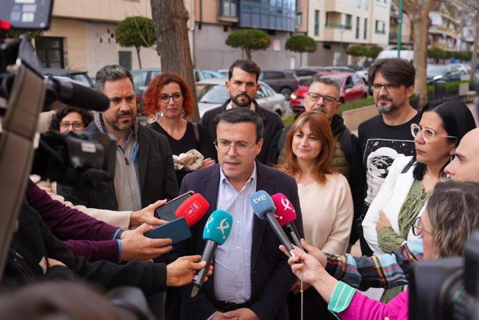 El secretario general del PSOE de Extremadura, Miguel Ángel Gallardo, atiende a los medios de comunicación