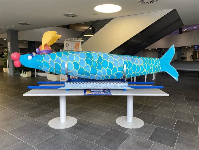 Las Oficinas del Ayuntamiento de Vitoria, en el barrio de San Martín, exponen la Sardina de Carnaval 2025