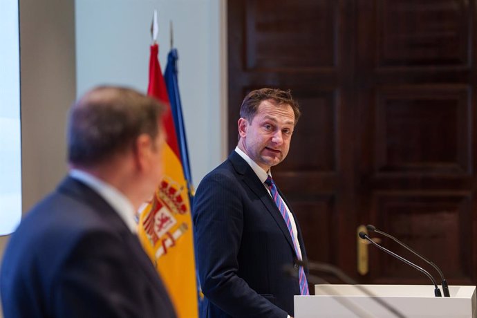 El ministro de Agricultura, Pesca y Alimentación, Luis Planas (i) y el comisario europeo de Agricultura y Alimentación, Christophe Hansen (d), ofrecen una rueda de prensa tras un encuentro en el Ministerio de Agricultura, Pesca y Alimentación, a 20 de feb