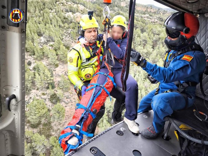 Bomberos rescatan a una mujer tras caerse en una ruta de montaña en Olocau