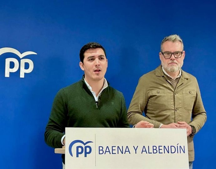 Los parlamentarios autonómicos del PP por Córdoba José Carlos García y Javier Vacas en Baena.