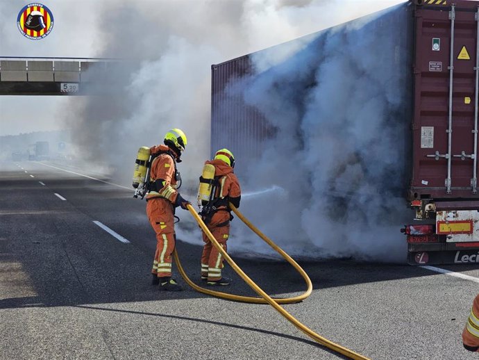 Bomberos intervienen en dos incendios de camiones en la carretera de Buñol y en la de Gandia