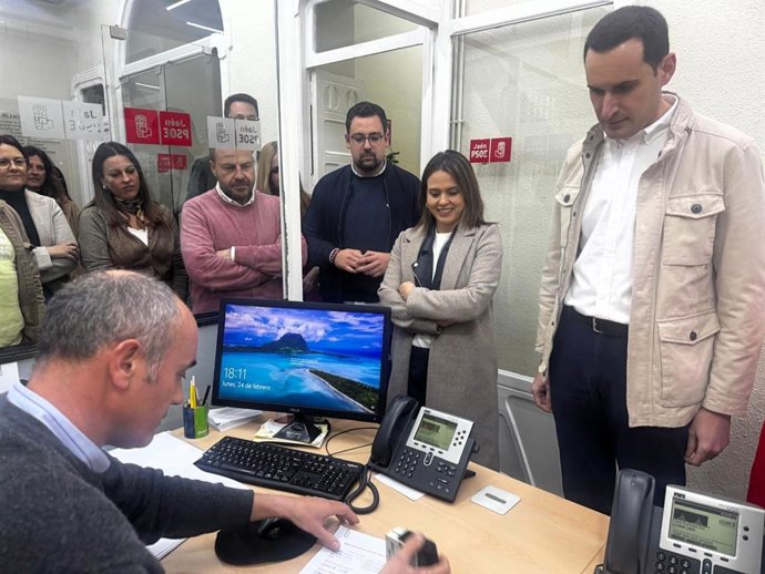 Juan Latorre (1d), presenta su precandidatura a la Secretaría General del PSOE de Jaén.
