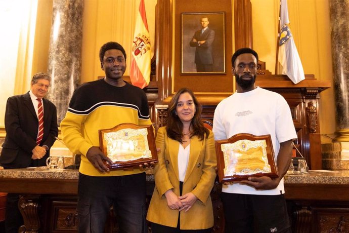 La alcaldesa de A Coruña, Inés Rey, junto a Ibrahima Diack y Magatte NDiaye, 'hijos adoptivos' de la ciudad